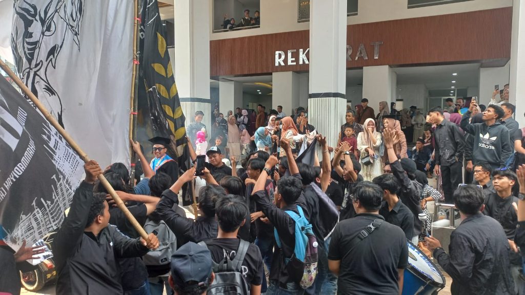 Arak-arakan Wisuda Teknik:Meriahnya Perayaan Akhir Masa Studi