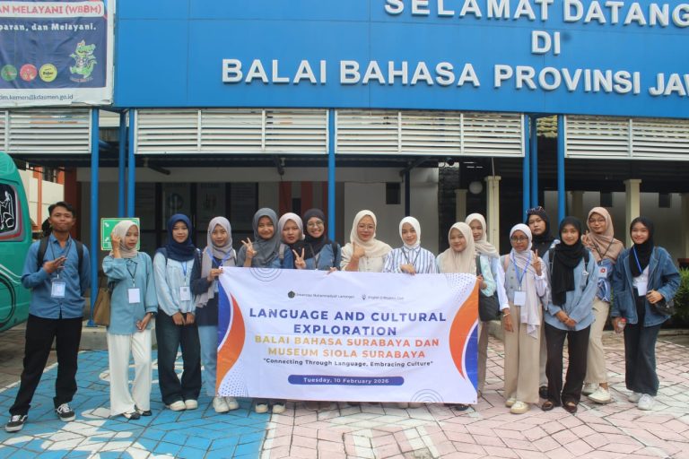 Language and Cultural Exploration: Anggota UKM English Enthusiast Club Pelajari Bahasa Langsung di Balai Bahasa Jatim dan Museum Siola
