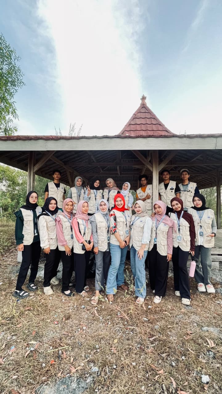 Mahasiswa KKN Kelompok 5 Kenalkan Sejarah dan Lakukan Aksi Bersih Puncak Gunung Dono Desa Kemantren